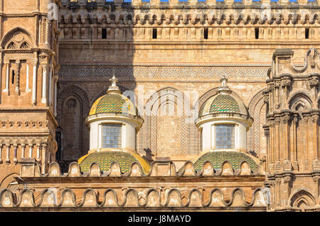 Barocco lato piccole cupole della cattedrale di Palermo da Ferdinando Fuga Foto Stock