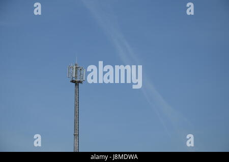 Cella di telecomunicazioni telefono torre con antenne contro un cielo blu sullo sfondo Foto Stock