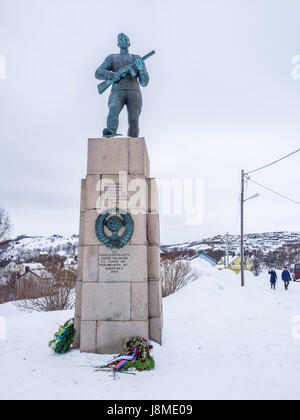 Liberazione sovietica Monumento, in Kirkenes, Norvegia, che commemora la liberazione di Kirkenes dall'occupazione tedesca il 25 ottobre 1944. Foto Stock