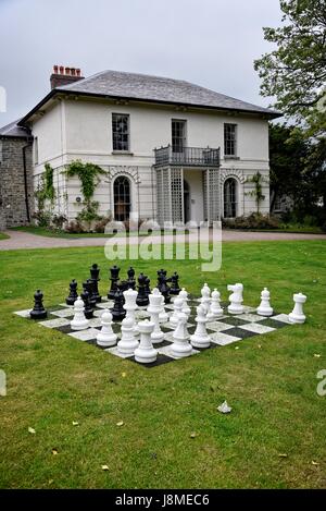 Cardigan (gallese: Aberteifi,) Ceredigion (ex Cardiganshire) Galles. Il castello, restaurato ad un costo di € 12 milioni. Castle Green House (Georgian) Foto Stock