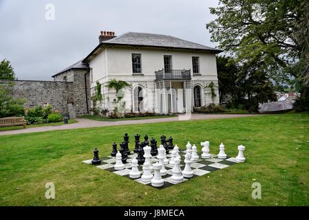 Cardigan (gallese: Aberteifi,) Ceredigion (ex Cardiganshire) Galles. Il castello, restaurato ad un costo di € 12 milioni. Castle Green House (Georgian) Foto Stock