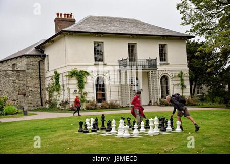 Cardigan (gallese: Aberteifi,) Ceredigion (ex Cardiganshire) Galles. Il castello, restaurato ad un costo di € 12 milioni. Castle Green House (Georgian) Foto Stock