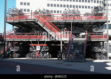 Multipiano parcheggio biciclette a Groningen Paesi Bassi Foto Stock