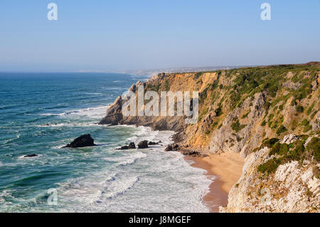 Adraga beach, vicino al Cabo da Roca, il punto più occidentale dell'Europa continentale. Portogallo Foto Stock