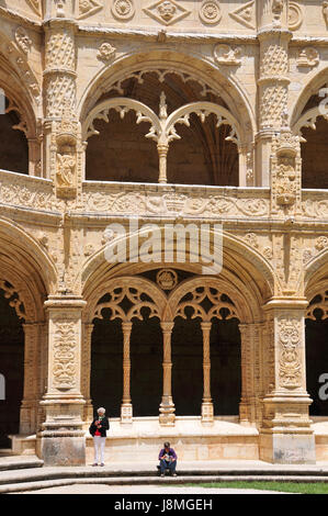 Chiostri del monastero di San Geronimo (Mosteiro dos Jeronimos), un sito Patrimonio Mondiale dell'Unesco. Lisbona, Portogallo Foto Stock