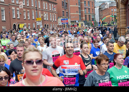 I corridori e gli atleti prendere parte nel 2017 Simplyhealth Grande Manchester eseguire mezza maratona e 10k run Foto Stock