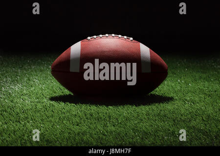 College Football di stile sul campo di erba a night shot con l'illuminazione spot Foto Stock