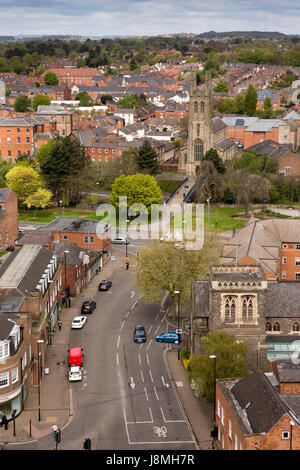 Regno Unito, Inghilterra, Derbyshire, Derby, Queen Street che conduce a nord di Santa Maria la Chiesa Cattolica, elevati vista dalla Torre della cattedrale Foto Stock