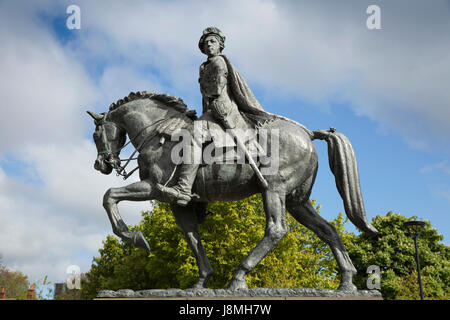 Regno Unito, Inghilterra, Derbyshire, Derby, pieno Street, statua di Charles Edward Stuart Bonnie Prince Charlie a cavallo Foto Stock