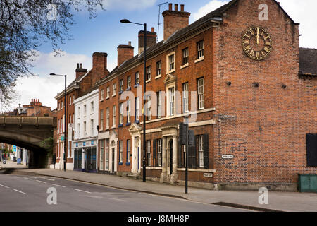 Regno Unito, Inghilterra, Derbyshire, Derby, Friargate, ex Scuola diocesana circa 1840 con orologio su veletta Foto Stock