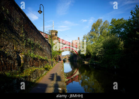 Giornata di sole, Vittoriano ghisa i ponti ferroviari Castlefield in Rochdale Canal, Gtr Manchester, UK. Foto Stock