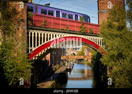 Giornata di sole, Vittoriano ghisa i ponti ferroviari Castlefield in Rochdale Canal, Gtr Manchester, UK. Foto Stock