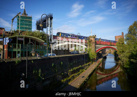 Giornata di sole, Vittoriano ghisa i ponti ferroviari Castlefield in Rochdale Canal, Gtr Manchester, UK. Foto Stock