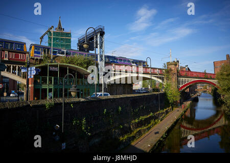 Giornata di sole, Vittoriano ghisa i ponti ferroviari Castlefield in Rochdale Canal, Gtr Manchester, UK. Foto Stock