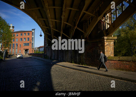 Giornata di sole, Vittoriano ghisa i ponti ferroviari Castlefield in Rochdale Canal, Gtr Manchester, UK. Foto Stock