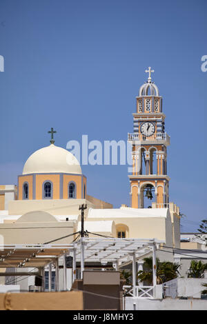 Vulcanica isola greca Santorini una delle isole Cicladi nel Mare Egeo. Fira capitale isole San Giovanni Battista Cattedrale campanile orologio towe Foto Stock