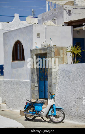 Vulcanica isola greca Santorini una delle isole Cicladi nel Mare Egeo. Fira capitale isole classic C50 ciclomotore Honda in blu. Foto Stock