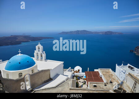 Vulcanica isola greca Santorini una delle isole Cicladi nel Mare Egeo. Fira capitale isole simbolo principale tre campane di Fira e blu Foto Stock