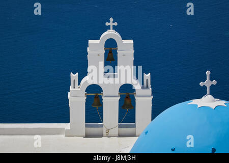 Vulcanica isola greca Santorini una delle isole Cicladi nel Mare Egeo. Fira capitale isole simbolo principale tre campane di Fira e blu Foto Stock