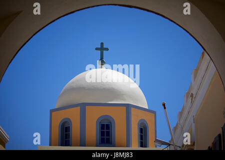 Vulcanica isola greca Santorini una delle isole Cicladi nel Mare Egeo. Fira capitale isole San Giovanni Battista Cattedrale campanile orologio towe Foto Stock