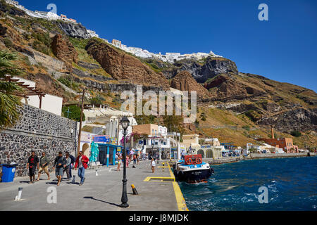 Vulcanica isola greca Santorini una delle isole Cicladi nel Mare Egeo. Fira capitale isole città vecchia porto Foto Stock