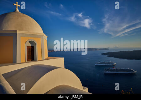 Vulcanica isola greca Santorini una delle isole Cicladi nel Mare Egeo. Capitale di Fira Town, la chiesa e la vista del porto con navi da crociera. Foto Stock