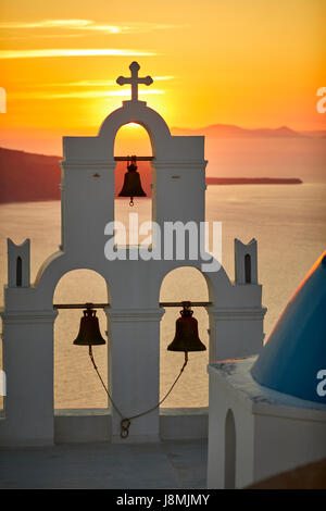 Vulcanica isola greca Santorini una delle isole Cicladi nel Mare Egeo. Fira capitale isole simbolo principale tre campane di Fira e blu Foto Stock