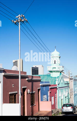 I cavi telefonici corrono verso il quartiere street a Bo-Kaap, Cape Town, Sud Africa Foto Stock