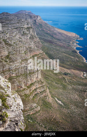 Vista panoramica lungo una unità costiere intorno a Chapman's Peak, Cape Town, Sud Africa Foto Stock