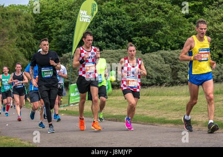 Runners in Edinburgh Marathon Festival 2017, Gosford Estate, East Lothian, Scotland, UK con corridori maschili e femminili con giubbotti coordinati Foto Stock