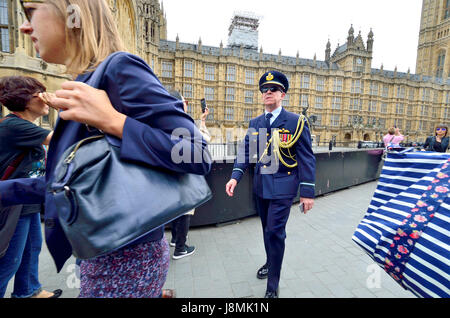 Londra, Inghilterra, Regno Unito. Senior Officer in the Royal Australian Air Force oltrepassando le Case del Parlamento, Westminster Foto Stock