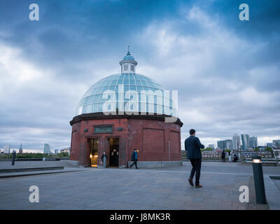 La Greenwich sottopassaggio collega il traffico pedonale da nord (London Isle of Dogs e banche del sud - Greenwich) del Tamigi Foto Stock