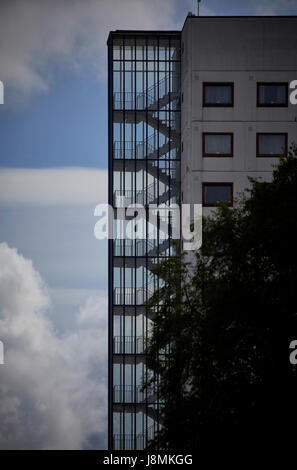 La tromba delle scale per la Renold Building università edificio precedentemente UMIST Campus a Manchester in Inghilterra, dall'architetto W.A. gibbone Foto Stock