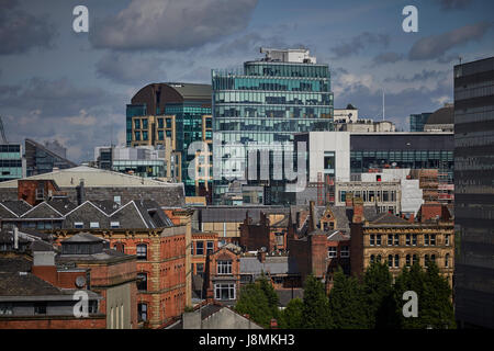 Più edifici intorno King Street miscelato con mattone tradizionale architettura sullo skyline di Manchester REGNO UNITO Foto Stock