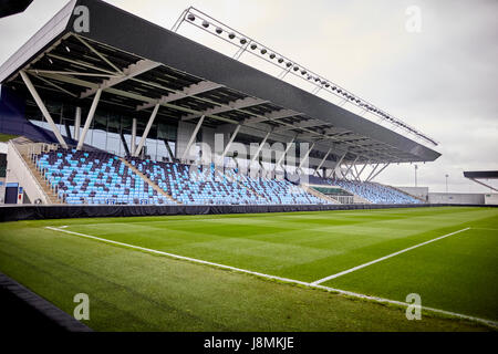 Manchester City Etihad Stadium academy stadium la miscela di tonalità di blu sedi contribuiscono a rendere il vuoto stadio guardare occupato, Foto Stock