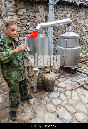 Yubei, Zhejiang, Cina. Villaggio in distilleria per la produzione di vino di riso. Foto Stock