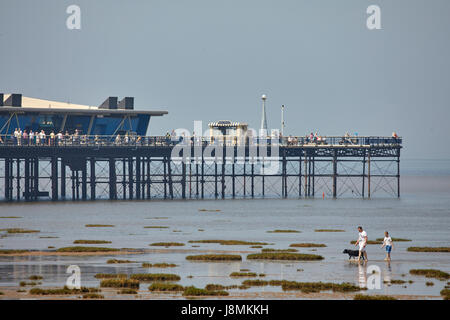 Sul rivestimento di nord-ovest al mare d' Irlanda, Southport beach Merseyside, Inghilterra. Foto Stock