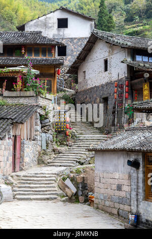 Linkeng, Zhejiang, Cina. Scala attraverso case di villaggio. Foto Stock