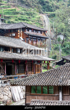 Linkeng, Zhejiang, Cina. Scale che conducono su per la collina alle spalle del villaggio. Foto Stock