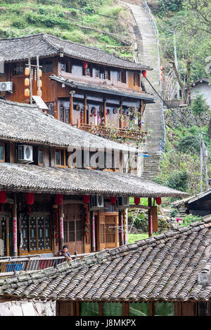 Linkeng, Zhejiang, Cina. Scale che conducono su per la collina alle spalle del villaggio. Foto Stock