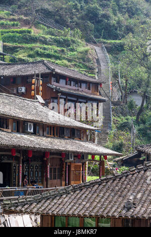 Linkeng, Zhejiang, Cina. Scale che conducono su per la collina alle spalle del villaggio. Foto Stock