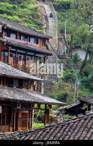 Linkeng, Zhejiang, Cina. Scale che conducono su per la collina alle spalle del villaggio. Foto Stock