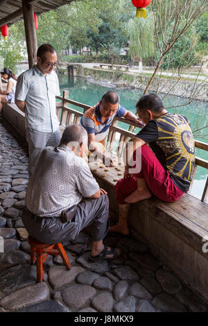 Yantou, Yongjia, Zhejiang, Cina. Gli uomini giocano a dama, Lishui Street. Foto Stock