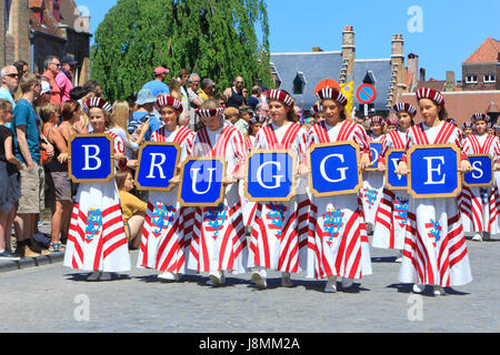 Le ragazze che trasportano le lettere "B R U G G E' durante la processione del Santo sangue in Bruges, Belgio Foto Stock