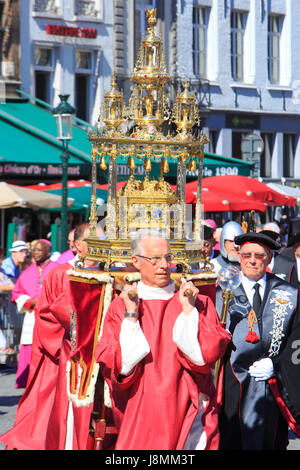 La chasse della Basilica del Sangue Sacro che contiene il sangue di Gesù Cristo durante la processione del Santo sangue in Bruges, Belgio Foto Stock