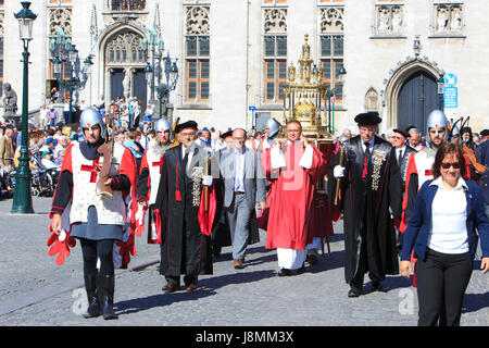 La chasse della Basilica del Sangue Sacro che contiene il sangue di Gesù Cristo durante la processione del Santo sangue in Bruges, Belgio Foto Stock