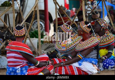 Samburu Le donne in un mercato nel nord del Kenya. Foto Stock