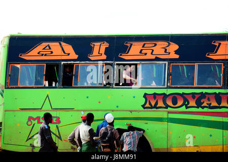 Un viaggiatore su un locale bus keniota nel nord del Kenya. Foto Stock