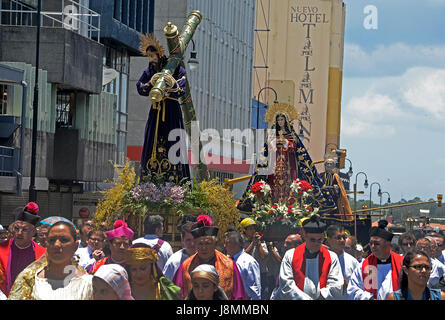 I parrocchiani della parrocchia di marzo con le statue di Gesù e della Vergine Maria al 2014 processione del Venerdì Santo a San José di Costa Rica. Foto Stock
