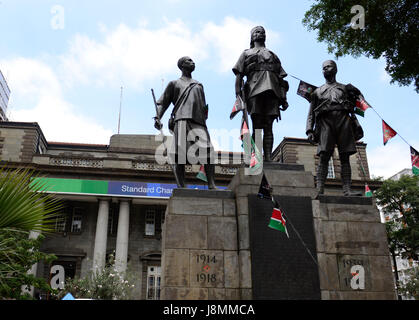 Guerra mondiale 1 e 2 statua commemorativa su Kenyatta Avenue a Nairobi. Foto Stock